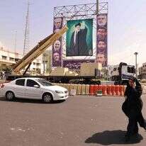 טיל בליסטי ח'ייבר שקאן שהושבת לצד תמונה של המנהיג העליון, האייתוללה עלי חמינאי, בכיכר בחרסטאן בטהרן, כחלק מתערוכה לציון "שבוע ההגנה הקדושה" לציון מלחמת איראן-עיראק, ספטמבר 2025 | AFP טיל בליסטי ח'ייבר שקאן שהושבת לצד תמונה של המנהיג העליון, האייתוללה עלי חמינאי, בכיכר בחרסטאן בטהרן, כחלק מתערוכה לציון "שבוע ההגנה הקדושה" לציון מלחמת איראן-עיראק, ספטמבר 2025 | AFP