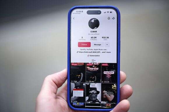 ראפר הגרמני E.Mar מוצג בתמונה בטלפון חכם בלונדון ב-28 באוקטובר 2025. ראפרים ימניים קיצוניים בשפה הגרמנית מפרים את חוקי דברי השטנה על ידי הפצת רטוריקה קיצונית ומידע כוזב בפלטפורמות כמו טיקטוק | AFP ראפר הגרמני E.Mar מוצג בתמונה בטלפון חכם בלונדון ב-28 באוקטובר 2025. ראפרים ימניים קיצוניים בשפה הגרמנית מפרים את חוקי דברי השטנה על ידי הפצת רטוריקה קיצונית ומידע כוזב בפלטפורמות כמו טיקטוק | AFP