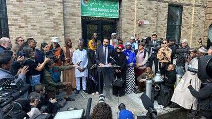 ממדאני נואם
מחוץ למרכז לתרבות האסלאם בניו־יורק, בשבוע שעבר | איי.אף.פי ממדאני נואם
מחוץ למרכז לתרבות האסלאם בניו־יורק, בשבוע שעבר | איי.אף.פי