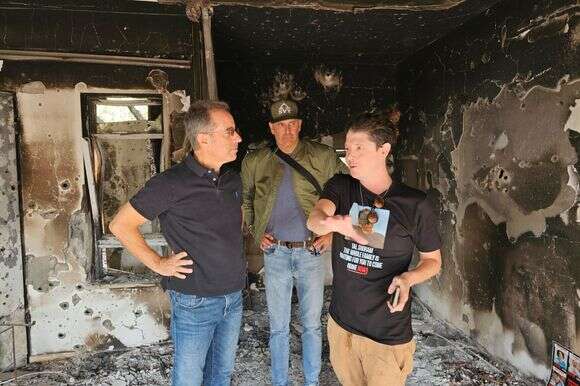 "כשג'רי סיינפלד צעק מהבמה על מי שדיבר נגד ישראל, הרגשנו שמישהו מגן עלינו". סיינפלד בקיבוץ בארי, דצמבר 2023 | מתוך עמוד הפייסבוק של נעם לניר