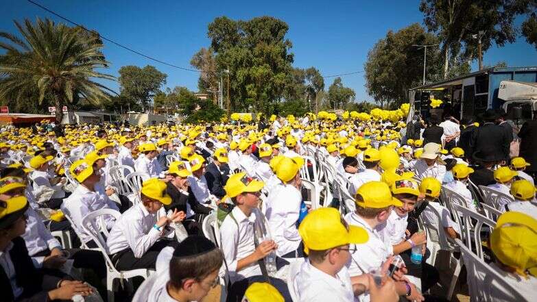 ילדי מוסדות "עטרת שלמה" במחאה על מעצר חרדים מול כלא 10, השבוע | דניאל נפוסי ילדי מוסדות "עטרת שלמה" במחאה על מעצר חרדים מול כלא 10, השבוע | דניאל נפוסי