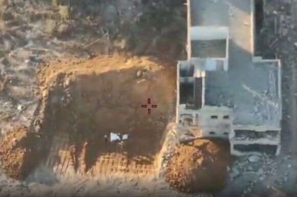 מחבלי חמאס מטמינים שרידי גופה ו"מגלים" אותה, השבוע, כפי שתיעד רחפן צה"לי | דובר צה"ל מחבלי חמאס מטמינים שרידי גופה ו"מגלים" אותה, השבוע, כפי שתיעד רחפן צה"לי | דובר צה"ל