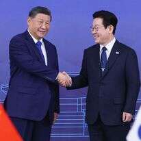 נשיא סין שי ג׳ינפינג ונשיא קוריאה הדרומית, לי ג'ה-מיונג, אתמול | YONHAP / AFP נשיא סין שי ג׳ינפינג ונשיא קוריאה הדרומית, לי ג'ה-מיונג, אתמול | YONHAP / AFP
