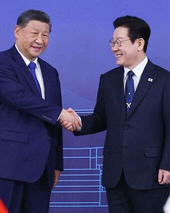 נשיא סין שי ג׳ינפינג ונשיא קוריאה הדרומית, לי ג'ה-מיונג, אתמול | YONHAP / AFP