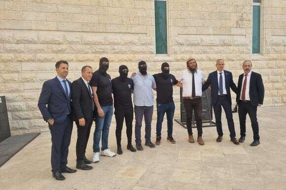 לוחמי כוח 100 ועורכי דינים בפתח בית המשפט העליון | ללא קרדיט לוחמי כוח 100 ועורכי דינים בפתח בית המשפט העליון | ללא קרדיט