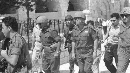 רבין ודיין בדרך להר הבית, 1967 | באדיבות ארכיון צה"ל במשרד הביטחון ובמחנה רבין ודיין בדרך להר הבית, 1967 | באדיבות ארכיון צה"ל במשרד הביטחון ובמחנה