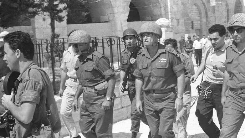 רבין ודיין בדרך להר הבית, 1967 | באדיבות ארכיון צה"ל במשרד הביטחון ובמחנה רבין ודיין בדרך להר הבית, 1967 | באדיבות ארכיון צה"ל במשרד הביטחון ובמחנה