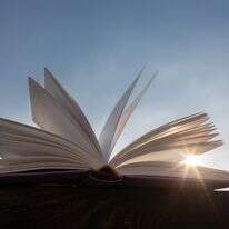 קריאת ספר | שאטרסטוק