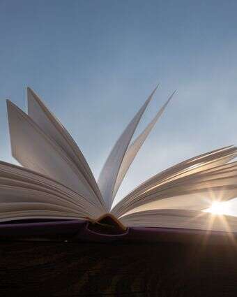 קריאת ספר | שאטרסטוק