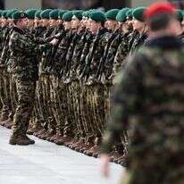 צבא שוויץ | EPA/PETER KLAUNZER