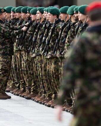 צבא שוויץ | EPA/PETER KLAUNZER