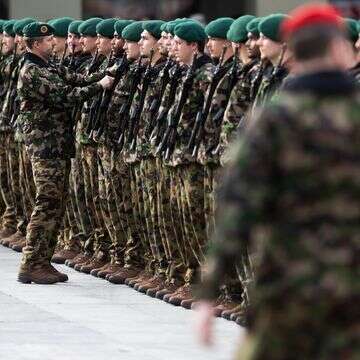 צבא שוויץ | EPA/PETER KLAUNZER צבא שוויץ | EPA/PETER KLAUNZER