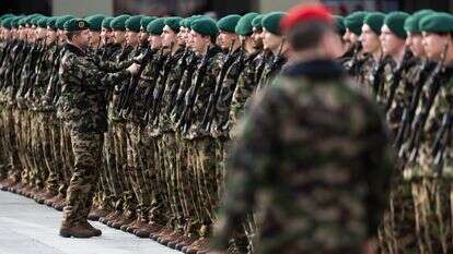 צבא שוויץ | EPA/PETER KLAUNZER