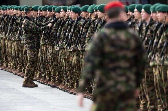 צבא שוויץ | EPA/PETER KLAUNZER
