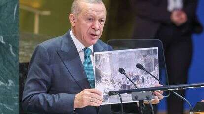 ארדואן מחזיק תמונה המציגה הריסות ברצועת עזה בנאומו באו"ם בספטמבר | EPA ארדואן מחזיק תמונה המציגה הריסות ברצועת עזה בנאומו באו"ם בספטמבר | EPA