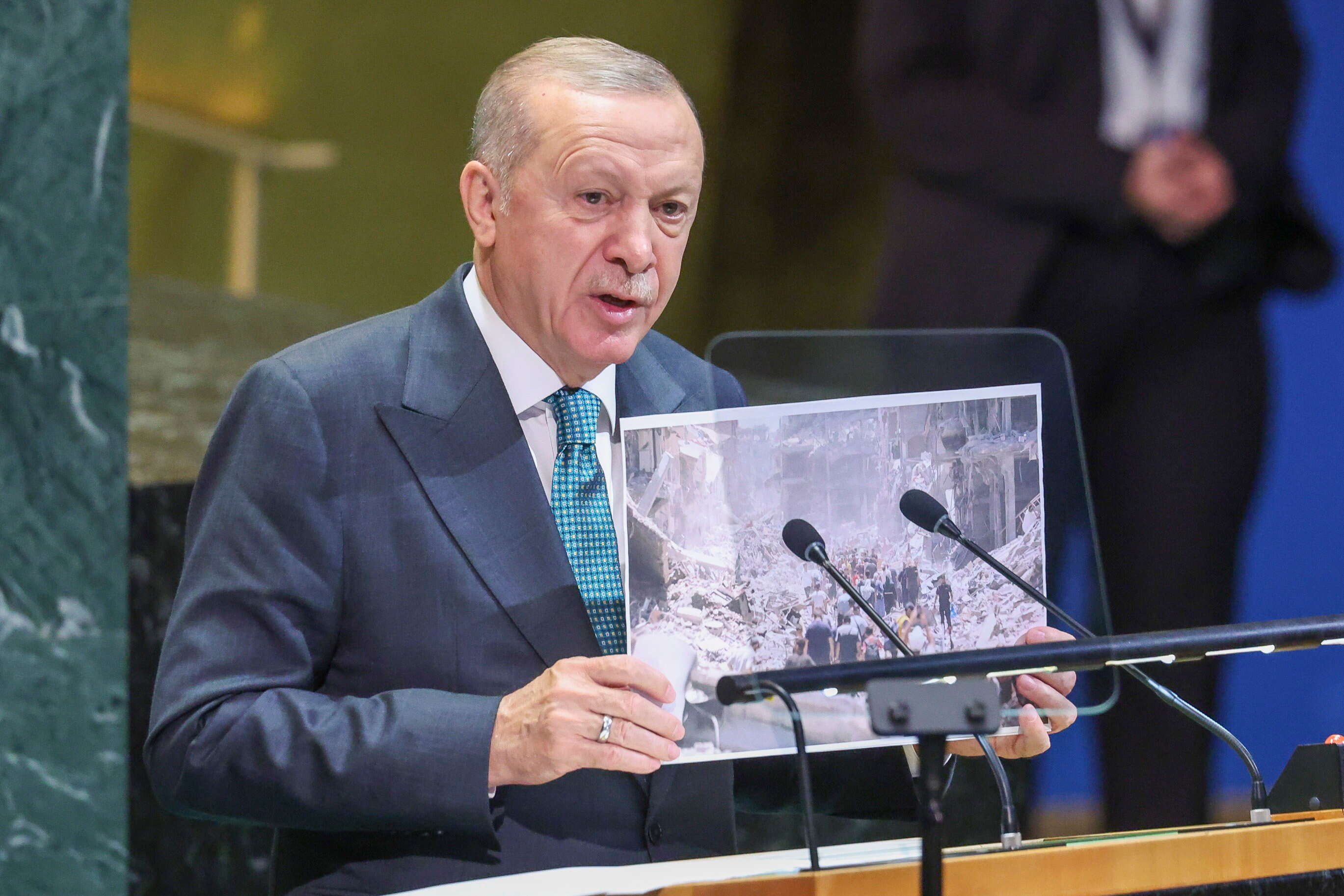 ארדואן מחזיק תמונה המציגה הריסות ברצועת עזה בנאומו באו"ם בספטמבר | EPA ארדואן מחזיק תמונה המציגה הריסות ברצועת עזה בנאומו באו"ם בספטמבר | EPA