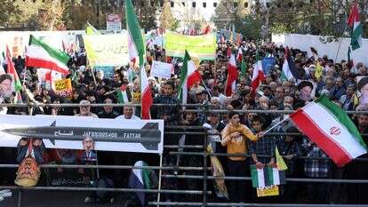 האיראנים מציינים את יום ההסתערות על שגרירות ארה"ב | EPA/ABEDIN TAHERKENAREH