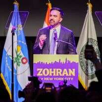 זוהראן ממדאני לאחר ניצחונו בבחירות לראשות עיריית ניו יורק | EPA/SARAH YENESEL זוהראן ממדאני לאחר ניצחונו בבחירות לראשות עיריית ניו יורק | EPA/SARAH YENESEL
