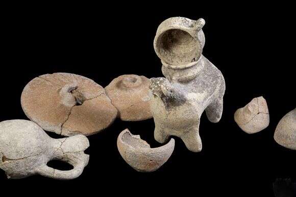 כלי הפולחן שנחשפו בחפירה | קטרינה קצן, רשות העתיקות