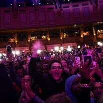 חוגגים את ניצחון זוהראן ממדאני בבחירות לראשות עיריית ניו יורק | Michael M. Santiago / GETTY IMAGES חוגגים את ניצחון זוהראן ממדאני בבחירות לראשות עיריית ניו יורק | Michael M. Santiago / GETTY IMAGES