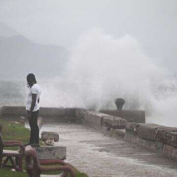 צילום בזמן הסופה בשבוע שעבר בקינגסטון, ג'מייקה | AFP צילום בזמן הסופה בשבוע שעבר בקינגסטון, ג'מייקה | AFP