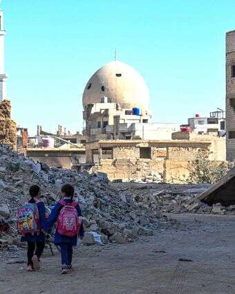 ילדות הולכות בין ההריסות בדראיה שבפאתי דמשק בשבוע שעבר | AFP ילדות הולכות בין ההריסות בדראיה שבפאתי דמשק בשבוע שעבר | AFP