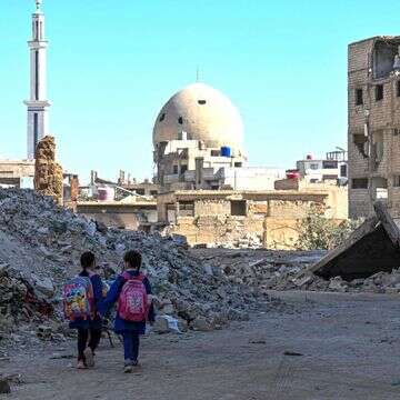 ילדות הולכות בין ההריסות בדראיה שבפאתי דמשק בשבוע שעבר | AFP ילדות הולכות בין ההריסות בדראיה שבפאתי דמשק בשבוע שעבר | AFP