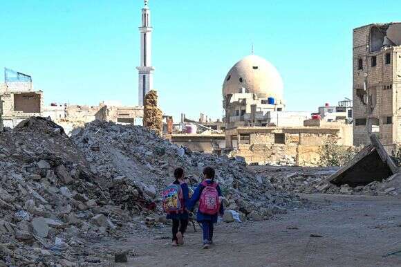 ילדות הולכות בין ההריסות בדראיה שבפאתי דמשק בשבוע שעבר | AFP ילדות הולכות בין ההריסות בדראיה שבפאתי דמשק בשבוע שעבר | AFP