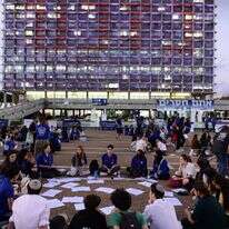 "עם ישראל הוא ציוויליזציה שיש בה מקום לכולם". צעירים דתיים וחילונים משתתפים במעגלי שיח בערב יום הזיכרון לרצח רבין, תל־אביב | צילום: תומר נויברג, פלאש 90