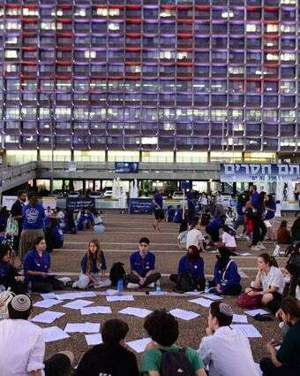 "עם ישראל הוא ציוויליזציה שיש בה מקום לכולם". צעירים דתיים וחילונים משתתפים במעגלי שיח בערב יום הזיכרון לרצח רבין, תל־אביב | צילום: תומר נויברג, פלאש 90 "עם ישראל הוא ציוויליזציה שיש בה מקום לכולם". צעירים דתיים וחילונים משתתפים במעגלי שיח בערב יום הזיכרון לרצח רבין, תל־אביב | צילום: תומר נויברג, פלאש 90