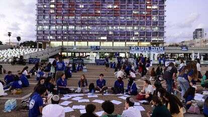 "עם ישראל הוא ציוויליזציה שיש בה מקום לכולם". צעירים דתיים וחילונים משתתפים במעגלי שיח בערב יום הזיכרון לרצח רבין, תל־אביב | צילום: תומר נויברג, פלאש 90 "עם ישראל הוא ציוויליזציה שיש בה מקום לכולם". צעירים דתיים וחילונים משתתפים במעגלי שיח בערב יום הזיכרון לרצח רבין, תל־אביב | צילום: תומר נויברג, פלאש 90