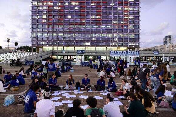 "עם ישראל הוא ציוויליזציה שיש בה מקום לכולם". צעירים דתיים וחילונים משתתפים במעגלי שיח בערב יום הזיכרון לרצח רבין, תל־אביב | צילום: תומר נויברג, פלאש 90