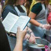 מעמד הפרשת חלה במסגרת אירועי "השבת עולמית" בדרום אפריקה, 2023 | ארגון השבת העולמית