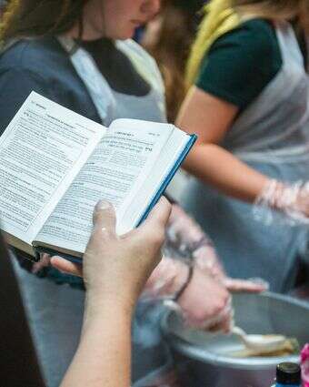 מעמד הפרשת חלה במסגרת אירועי "השבת עולמית" בדרום אפריקה, 2023 | ארגון השבת העולמית מעמד הפרשת חלה במסגרת אירועי "השבת עולמית" בדרום אפריקה, 2023 | ארגון השבת העולמית