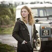 השחקנית הולידיי גריינג'ר מגלמת את דמותה של הבלשית רובין אלקוט בסדרה "סטרייק" | מתוך הסדרה