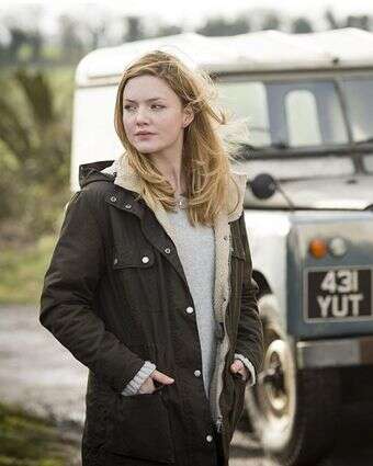 השחקנית הולידיי גריינג'ר מגלמת את דמותה של הבלשית רובין אלקוט בסדרה "סטרייק" | מתוך הסדרה