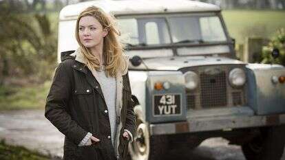 השחקנית הולידיי גריינג'ר מגלמת את דמותה של הבלשית רובין אלקוט בסדרה "סטרייק" | מתוך הסדרה