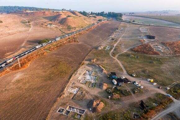 חפירת כביש 66 ליד תל מגידו | אסף פרץ, רשות העתיקות