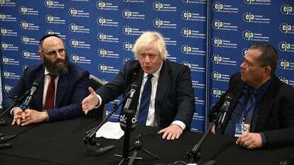 בוריס ג'ונסון (במרכז) בכנס איגוד הארגונים היהודים באירופה | יואב דודקביץ'