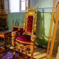 דמות מיתולוגית שמלווה אותנו בכל ברית מילה. כיסא של אליהו בבית כנסת בטביליסי, גאורגיה | שאטרסטוק