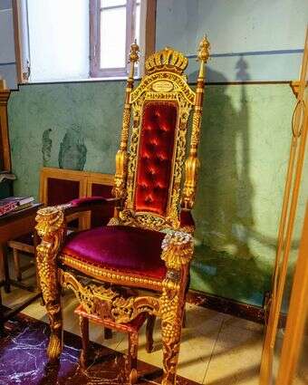 דמות מיתולוגית שמלווה אותנו בכל ברית מילה. כיסא של אליהו בבית כנסת בטביליסי, גאורגיה | שאטרסטוק