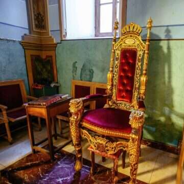 דמות מיתולוגית שמלווה אותנו בכל ברית מילה. כיסא של אליהו בבית כנסת בטביליסי, גאורגיה | שאטרסטוק