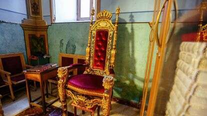 דמות מיתולוגית שמלווה אותנו בכל ברית מילה. כיסא של אליהו בבית כנסת בטביליסי, גאורגיה | שאטרסטוק