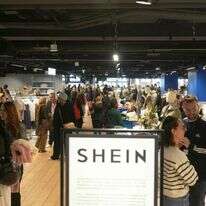 קונים בחנות "שיין" בפריז | Dimitar DILKOFF / AFP קונים בחנות "שיין" בפריז | Dimitar DILKOFF / AFP