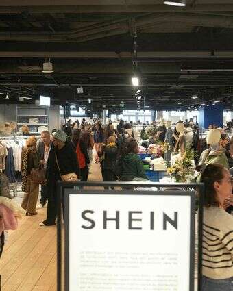 קונים בחנות "שיין" בפריז | Dimitar DILKOFF / AFP קונים בחנות "שיין" בפריז | Dimitar DILKOFF / AFP