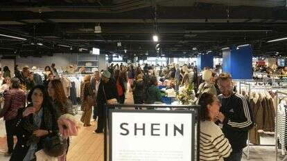 קונים בחנות "שיין" בפריז | Dimitar DILKOFF / AFP קונים בחנות "שיין" בפריז | Dimitar DILKOFF / AFP