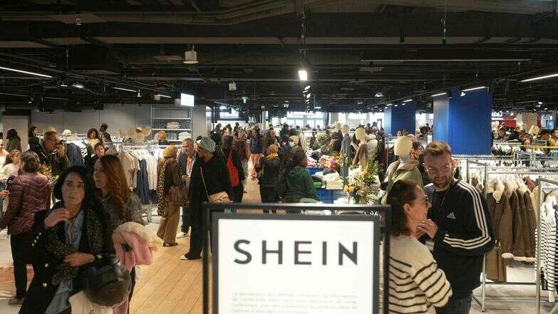 קונים בחנות "שיין" בפריז | Dimitar DILKOFF / AFP קונים בחנות "שיין" בפריז | Dimitar DILKOFF / AFP