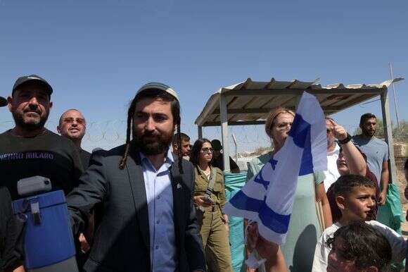 ח"כ צבי סוכות בשער בסיס שדה תימן, 2024 | דודו גרינשפן ח"כ צבי סוכות בשער בסיס שדה תימן, 2024 | דודו גרינשפן