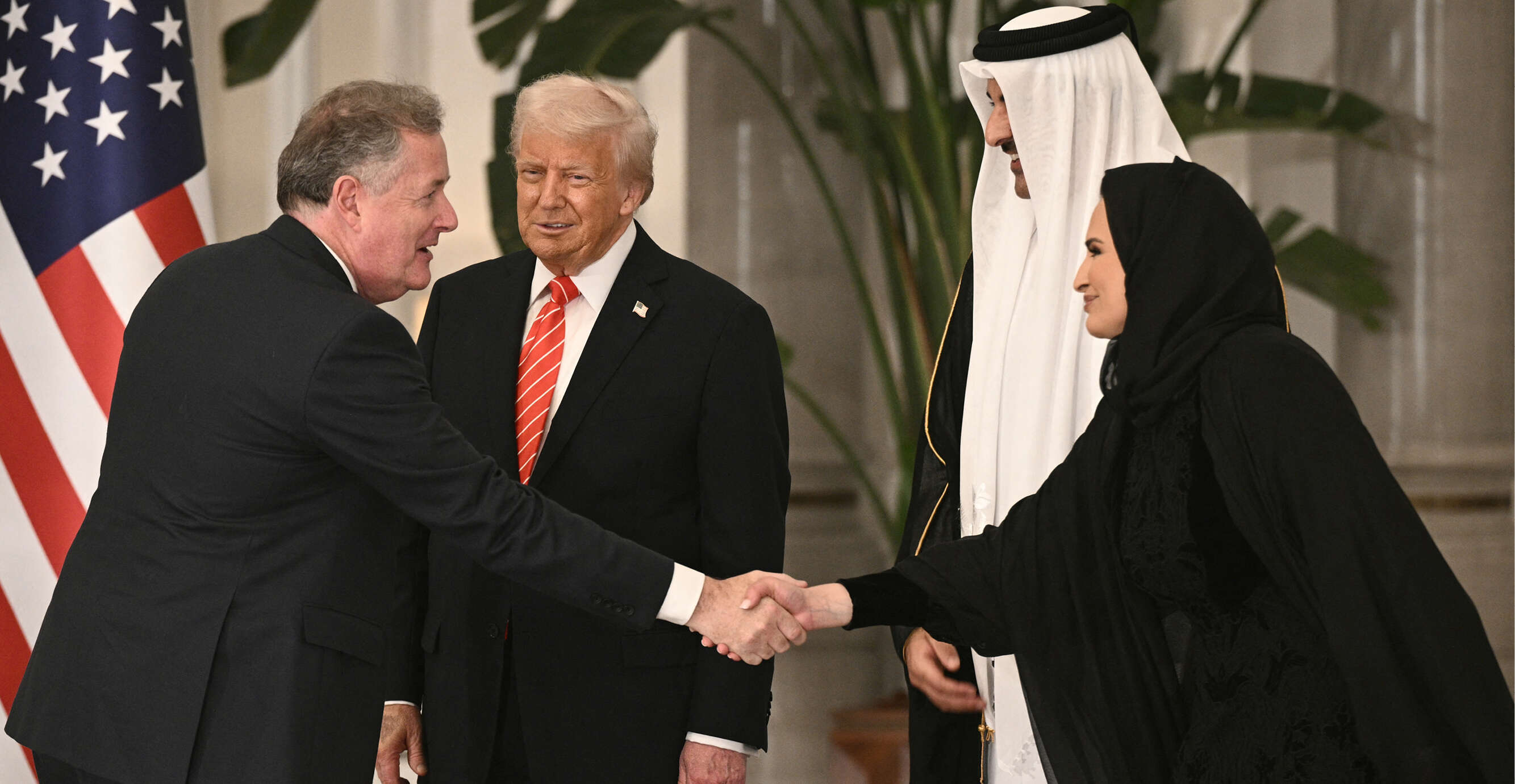 "לוחם כורסה". פירס מורגן נפגש עם אמיר קטאר ורעייתו בנוכחות טראמפ בביקור בדוחה | AFP "לוחם כורסה". פירס מורגן נפגש עם אמיר קטאר ורעייתו בנוכחות טראמפ בביקור בדוחה | AFP