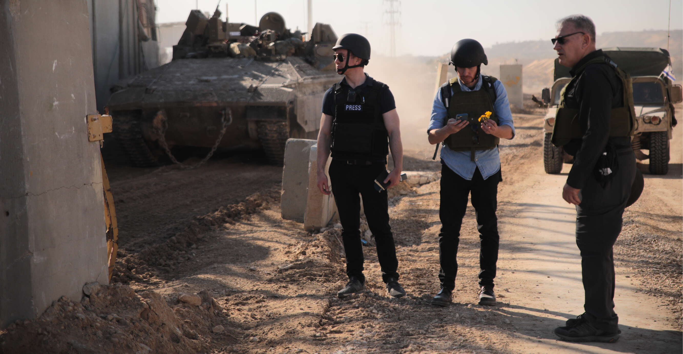 בין בימות העולם לסיורים בשטח. מארי עם חיילי צה"ל ברצועת עזה בסיור עיתונאים. | משה מזרחי בין בימות העולם לסיורים בשטח. מארי עם חיילי צה"ל ברצועת עזה בסיור עיתונאים. | משה מזרחי